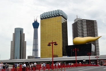 A torony az asakusai hídról. A sárga lángos épületet Philip Starck tervezte a nyolcvanas években fotó: Kovács Bence