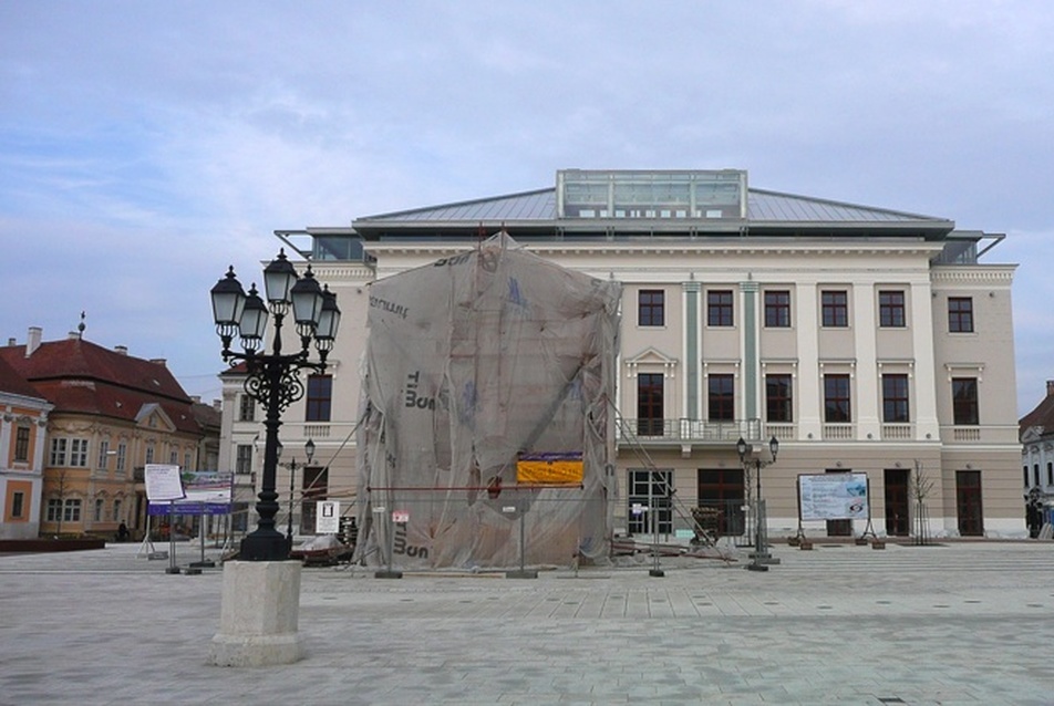 Visszaszerkesztés – a Lloyd irodaház Győr főterén