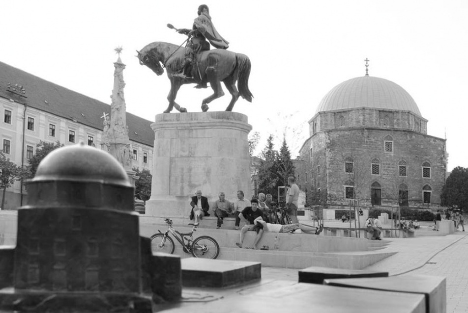 Pátzay Pál Hunyadi szobra a pécsi Széchenyi téren