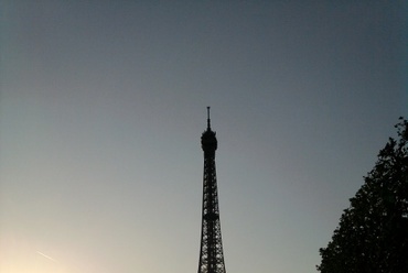 Eiffel-torony a naplementében. fotó: Hanzelik Károly, Mikes Bence