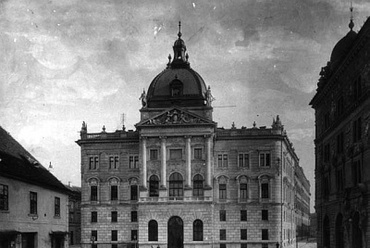 Egykori Honvéd Főparancsnokság a Szentháromság téren