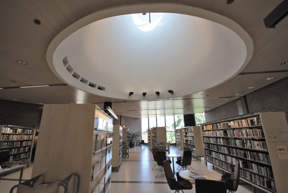 Könyvtár Lohjában, tervezők: Ilmari Lahdelma, Juha Heimo. kép:Arkkitehti