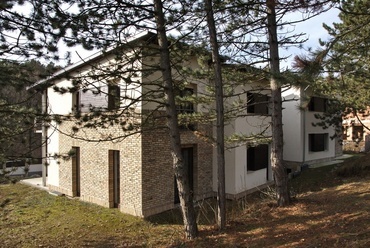 Társasház a Budai-hegyekben. Tervező: Völgyi Botond. Fotó: Lőrincz Gergely és Szokolay Béla (Épületfotó.hu)