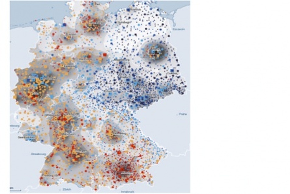 Népességdinamika: A térkép a csökkenés területeit és arányait mutatja: a  kék területek a csökkenést, a narancsszín a stagnálást, míg a piros a  növekedő lakosszámú településeket.
