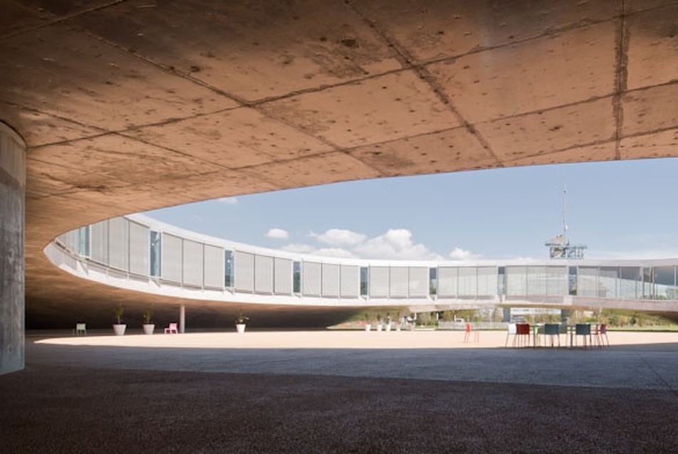 Rolex Learning Center. Vezető tervezők: Kazuyo Sejima, Ryue Nishizawa. Fotók cerbenkoc.hu.