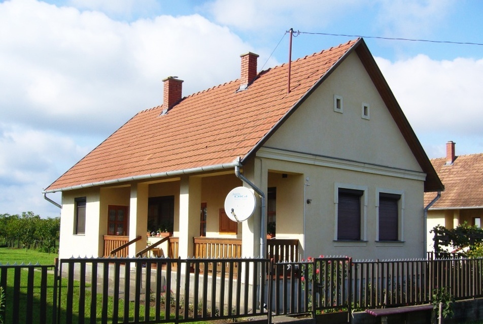 Gulács,  Fő utcai lakóépületek. Vezető tervező: Kőszeghy Éva