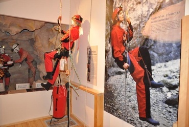 Szemlő-hegy, barlangász kiállítás a galérián - Benedek Attila