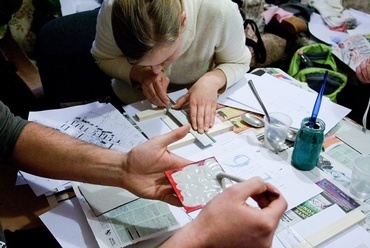 Hallgatók házszámtáblákat készítenek a helyszínen - fotó: Danyi Balázs
