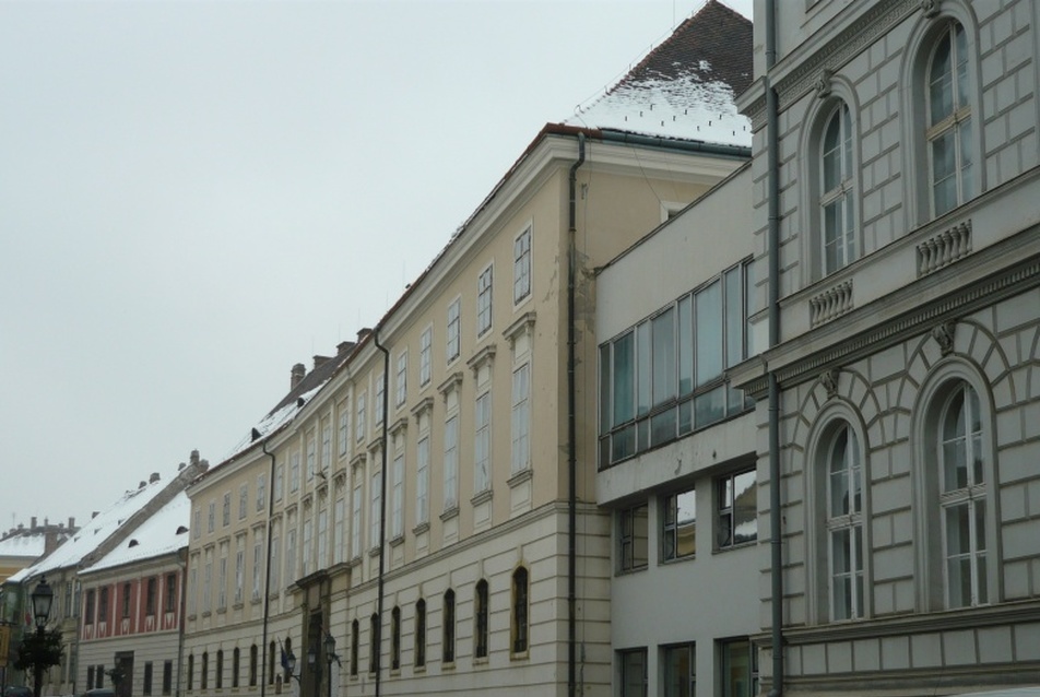 Az épület Országház utcai összképe, 2010. Fotó: Garai Péter