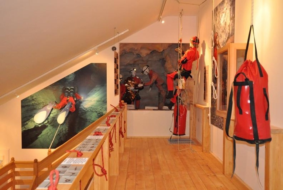 Szemlő-hegy, barlangász kiállítás a galérián - Benedek Attila