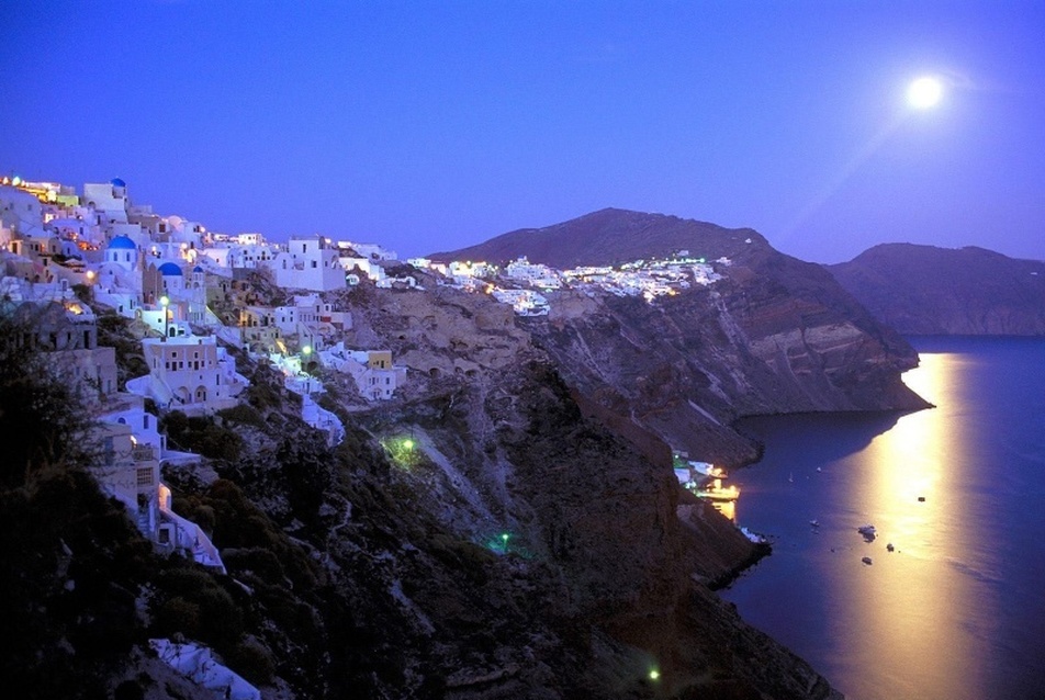 Turistaszállás-típusok Santorini szigetére — hallgatói pályázat