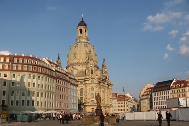 A Neumarkt mai  képe az újjáépített Frauenkirchével