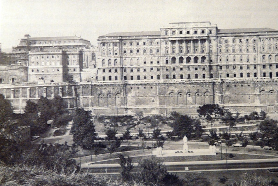 Az újjáépítés alatt álló palota 1960 körül. Jól látható a teljesen ép Főőrségi épület a kép bal oldalán