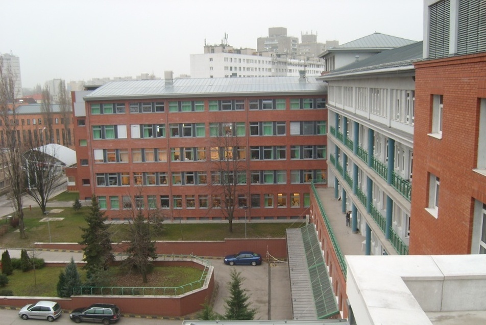 Fővárosi Önkormányzat Szent Imre kórház, Budapest XI. „R” szakrendelő épülete, tervező: Kissné Springer Mercedes