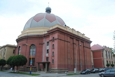 A Kozma Lajos tervezte egykori zsinagóga, mellette a volt zsidó iskola épülete, fotó: Garai Péter