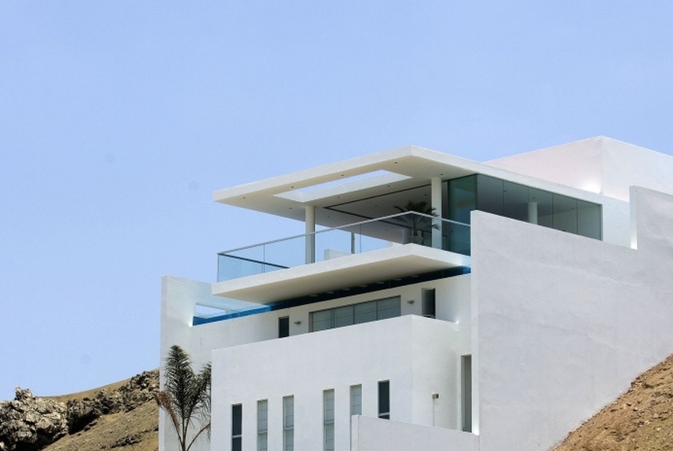 Tengerparti ház a domboldalban - építészet: Javier Artadi