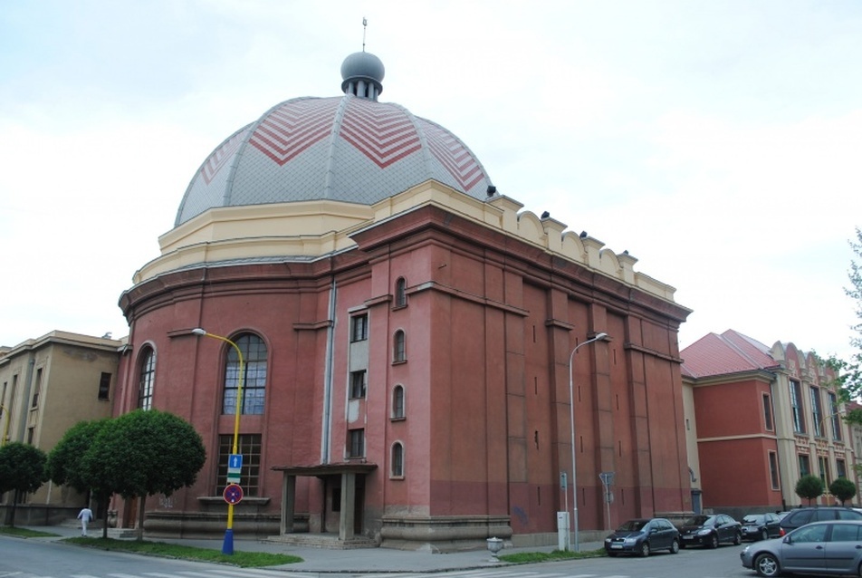 A Kozma Lajos tervezte egykori zsinagóga, mellette a volt zsidó iskola épülete, fotó: Garai Péter