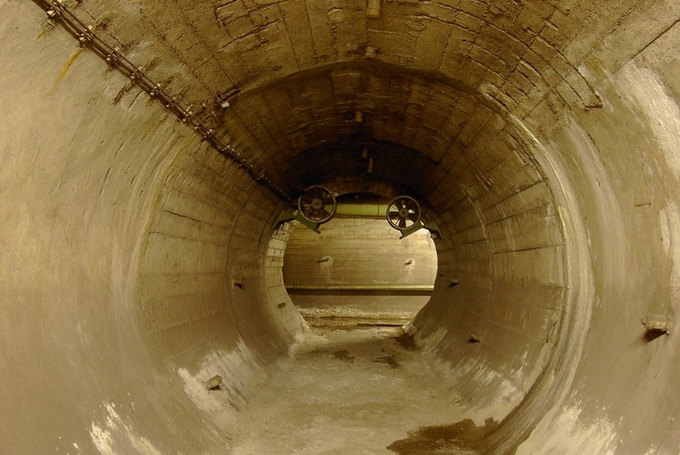 Az egyik összekötő alagút az objektumban, fotó: Szabó Balázs