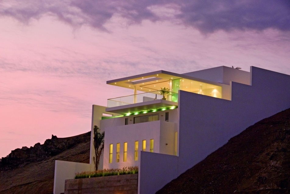 Tengerparti ház a domboldalban - építészet: Javier Artadi