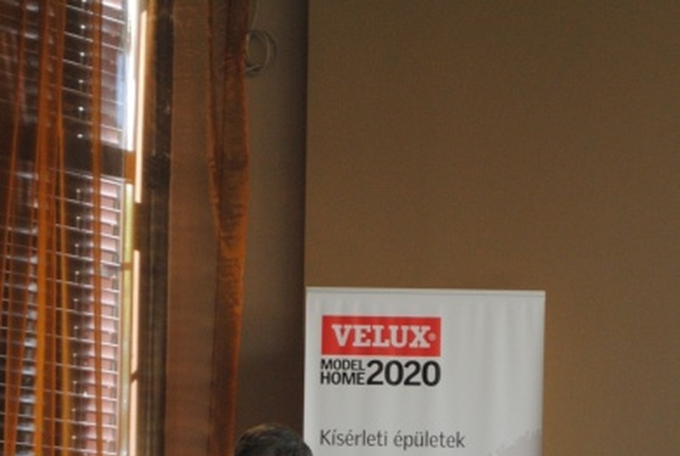 dr. Szűcs Miklós köszönti a konferencia résztvevőit - fotó: Garai Péter
