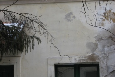 A Táncsics Mihály utca 17-21 szám alatti egyik házon végigfutó repedés jelzi, hogy a mozgások az 1994-es megerősítést követően sem álltak meg