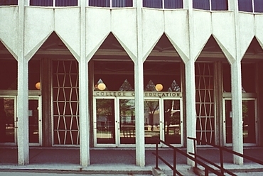 Árkádsor, Wayne State University Oktatási Épület, 1955-59, Minoru Yamasaki http://www.bluffton.edu/~sullivanm/wayne/eduentrance.