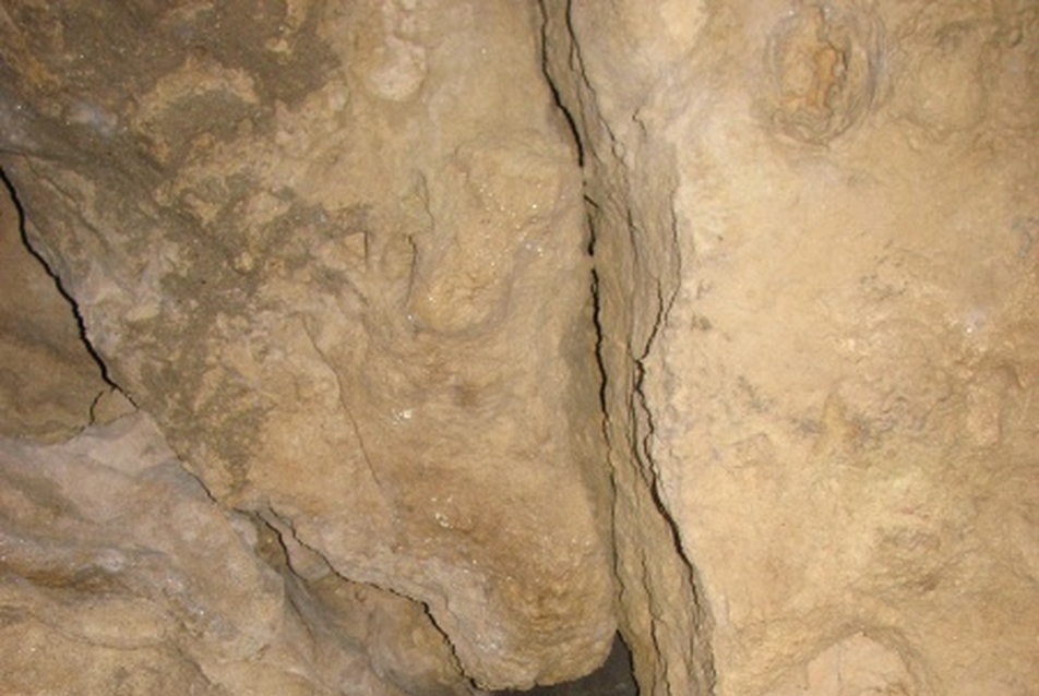 A tagoltságok által közrezárt kőzettömb kimozdulása jelentős kockázati tényező  - fotó: Görög Péter