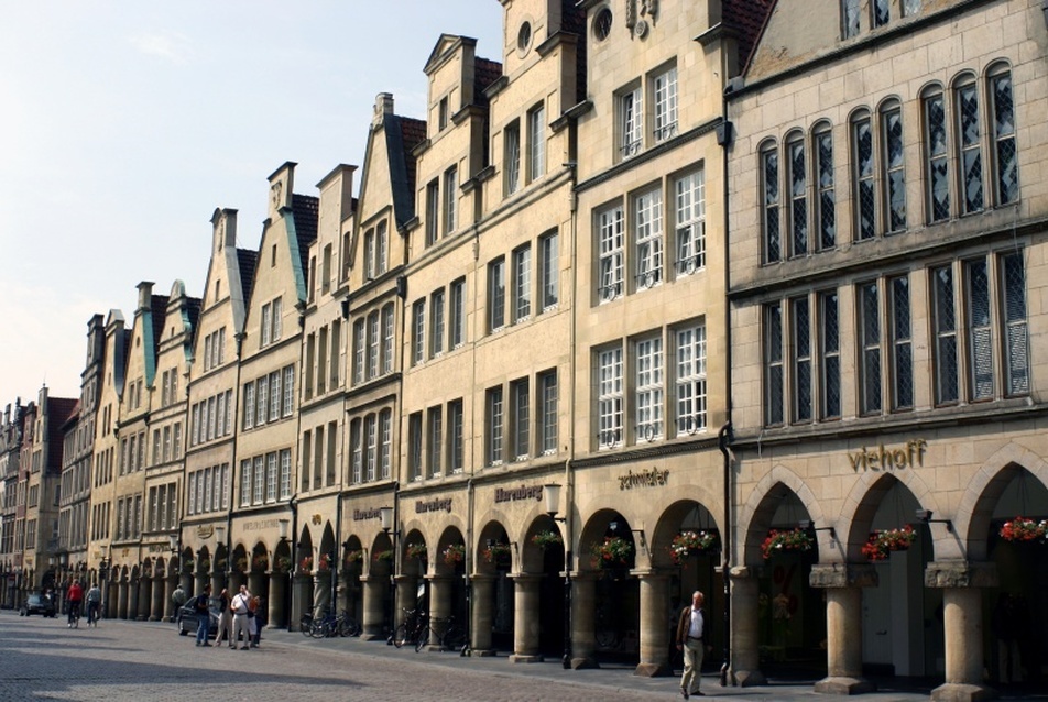 Árkádsor, Münster, Prinzipalmarkt XIII-XIV. század, fotó: http://en.wikipedia.org/wiki/File:MuensterPrinzipalmarkt09.JPG
