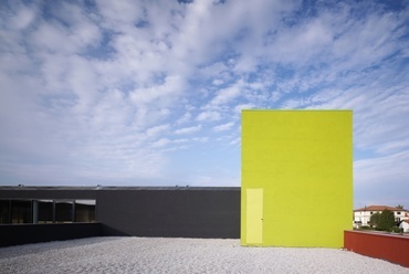 Ponzano iskola, építészek: Carlo Cappai, Maria Alessandra Segantini - Tetőkert szabadtéri kiállítások számára, fotó: Alessandra Bello