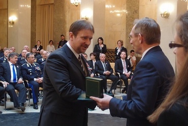 Szabó Tamás János építész átveszi Pintér Sándor belügyminisztertől az Ybl-díjat 2014. március 14-én a BM Márványtermében