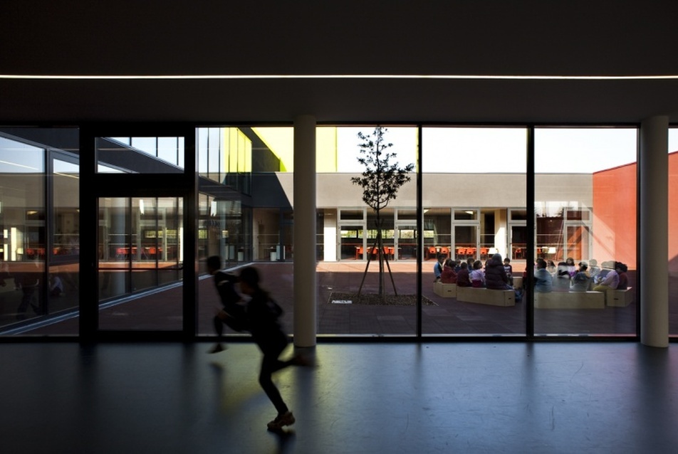 Ponzano iskola, építészek: Carlo Cappai, Maria Alessandra Segantini - A belső udvar látványa, fotó: Alessandra Bello