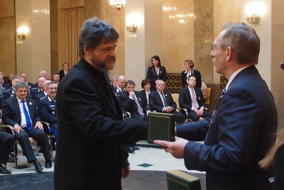 Eleőd Ákos építész átveszi Pintér Sándor belügyminisztertől az Ybl-díjat 2014. március 14-én a BM Márványtermében
