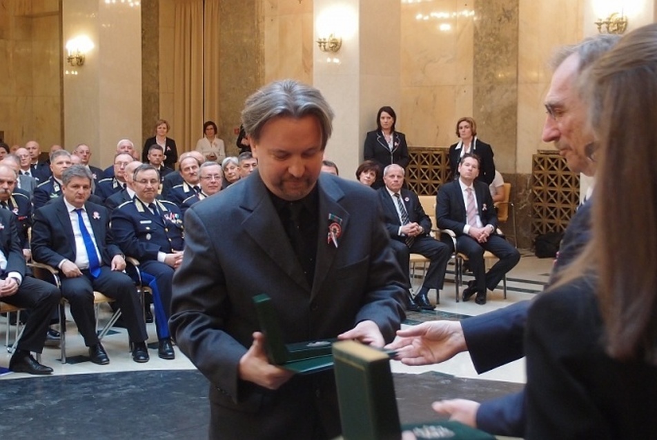 Krizsán András építész átveszi Pintér Sándor belügyminisztertől az Ybl-díjat 2014. március 14-én a BM Márványtermében