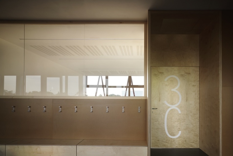 Ponzano iskola, építészek: Carlo Cappai, Maria Alessandra Segantini - Az osztálytermeket a folyosótól elválasztó fa-üveg fal, fotó: Alessandra Bello