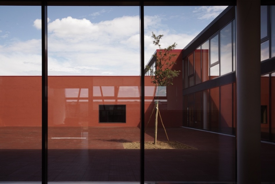 Ponzano iskola, építészek: Carlo Cappai, Maria Alessandra Segantini - A belső udvar feltárulása az épületből, fotó: Alessandra Bello