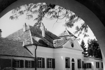 A kastély keleti homlokzata 1960, forrás: KÖH