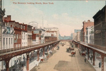 A Bowery 1910 körül egy régi képeslapon, forrás: Wikipedia
