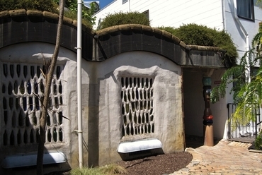Hunderwasser – Nyilvános vécé, Kawakawa, Új-Zéland (1999)
