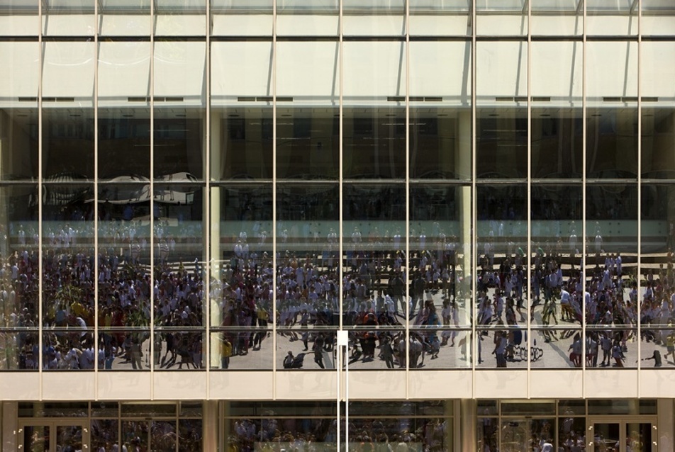 A főhomlokzat a tér felé döntött, tükröző üvegfala, fotó: Bujnovszky Tamás