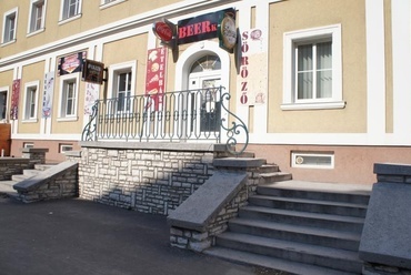 A főtér egyik térfala, a lépcsőket Mőcsényi Mihály tervezte - fotó: Bardóczi Sándor