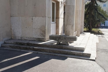 Vájáriskola főbejárat, eltemetett lépcsőfokok vannak a mélyben - fotó: Bardóczi Sándor