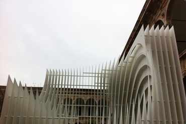 Felboncolt perspektíva – Odile Decq installációja Milánóban