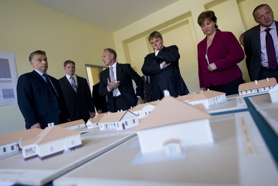Miniszterelnök megtekinti az FME makettjeit fotó