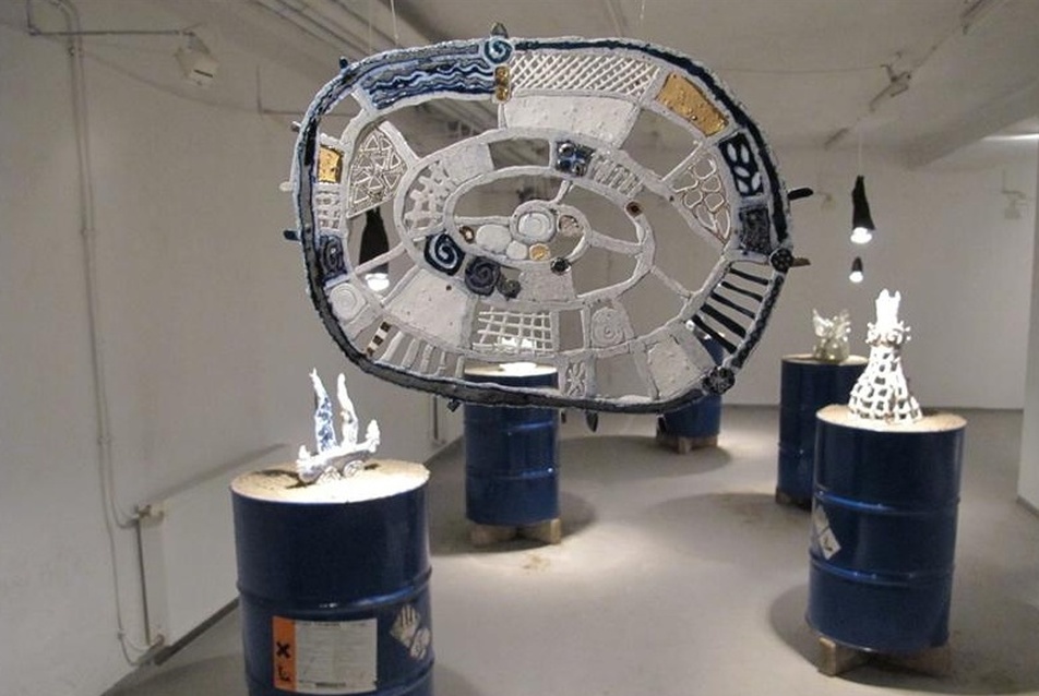 Installáció a Fugában: Ráthonyi Kinga kerámiaművész legújabb kiállítása