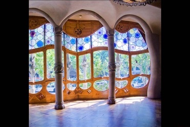Gaudi- Casa Batló. A nappali ablaka a mediterrán klímához igazodó szellőzőnyílásokkal rendelkezik