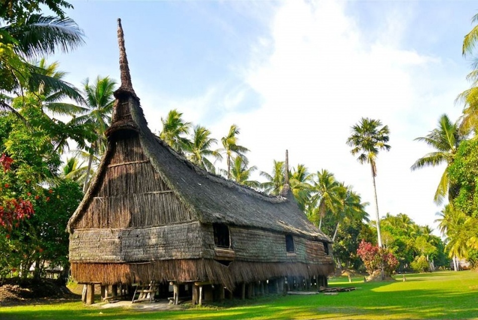 Pápua Új-Guinea. A cölöpvázas emelt padlójú szerkezetek a lagúnák és tengerszegélyek építészetére jellemzőek