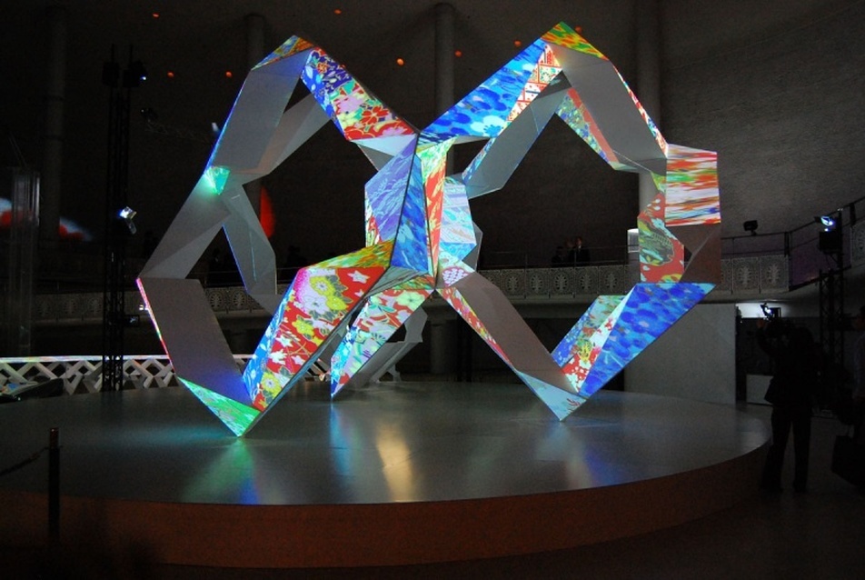 A ‘prism liquid’ egy megvalósult formája, fényanimáció átmenetei - Canon Expo Tokyo, 2010 © Vizdák Janka