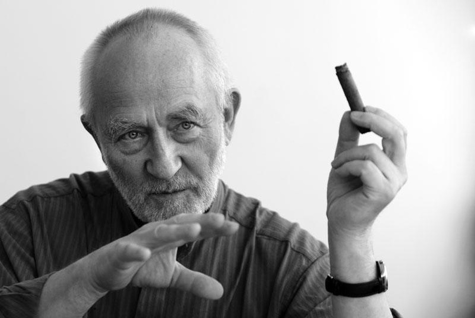 Peter Zumthor kapja 2013-ban a RIBA Aranyérmét