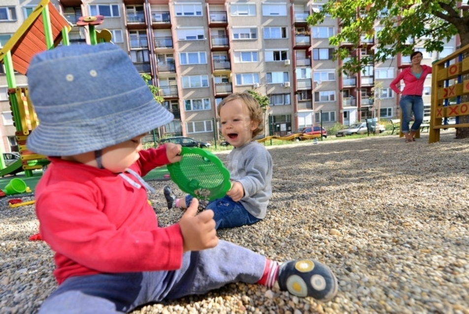 Az Országbíró lakótelep és sétány közterületeinek megújítása, vezető tervező: Gábor Péter