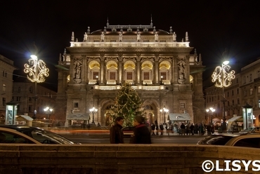 Az Operaház díszvilágítása, fotó: Lisys